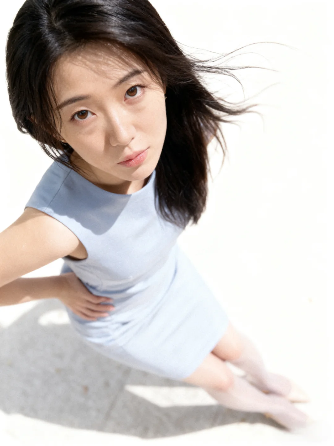 职场通勤 OOTD｜浅蓝连衣裙 + 光泽丝袜