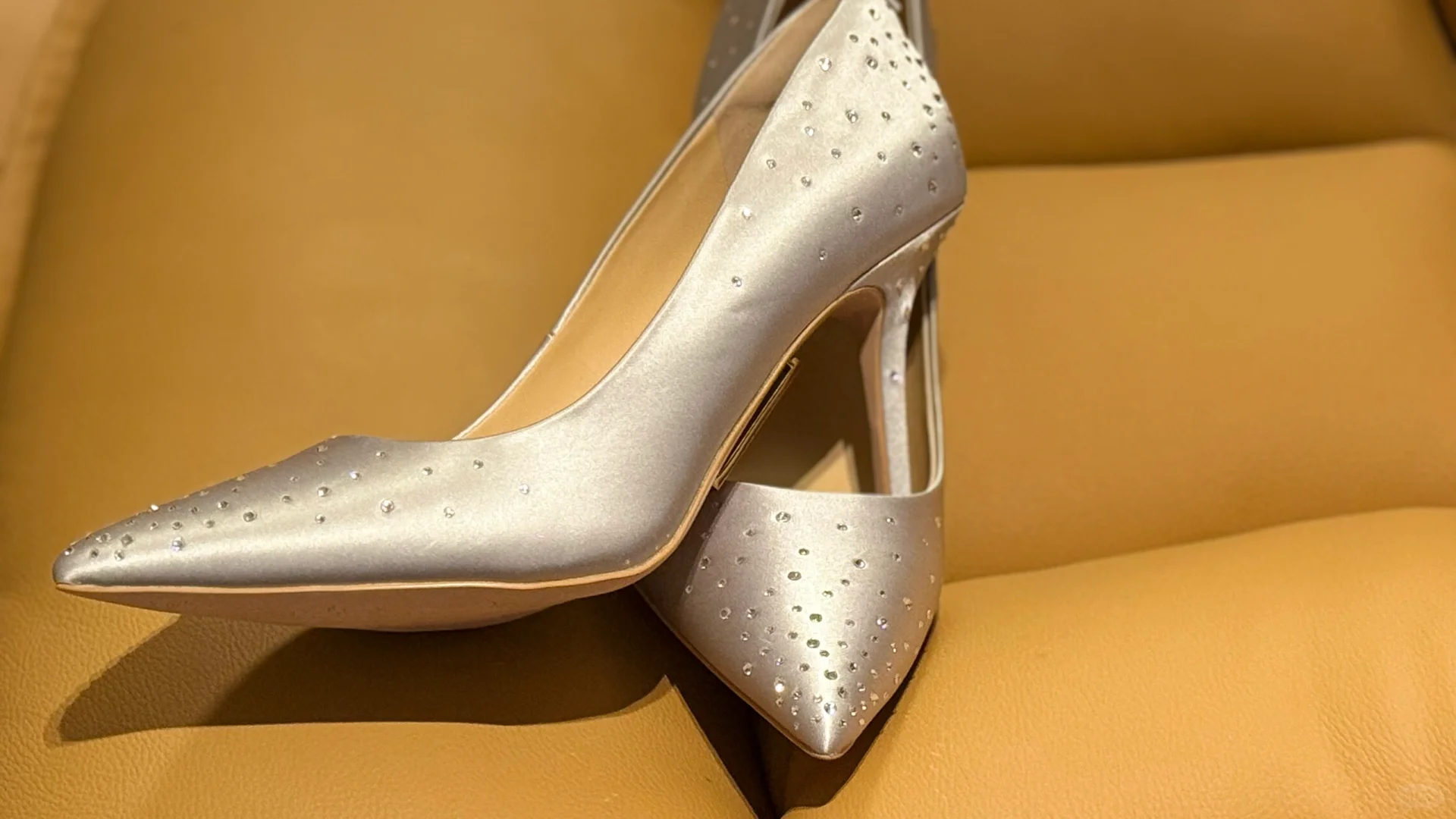 谁能拒绝bling的水晶高跟鞋和绫丝的丝袜