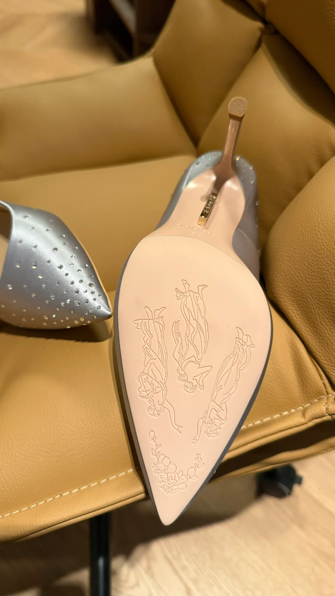 谁能拒绝bling的水晶高跟鞋和绫丝的丝袜