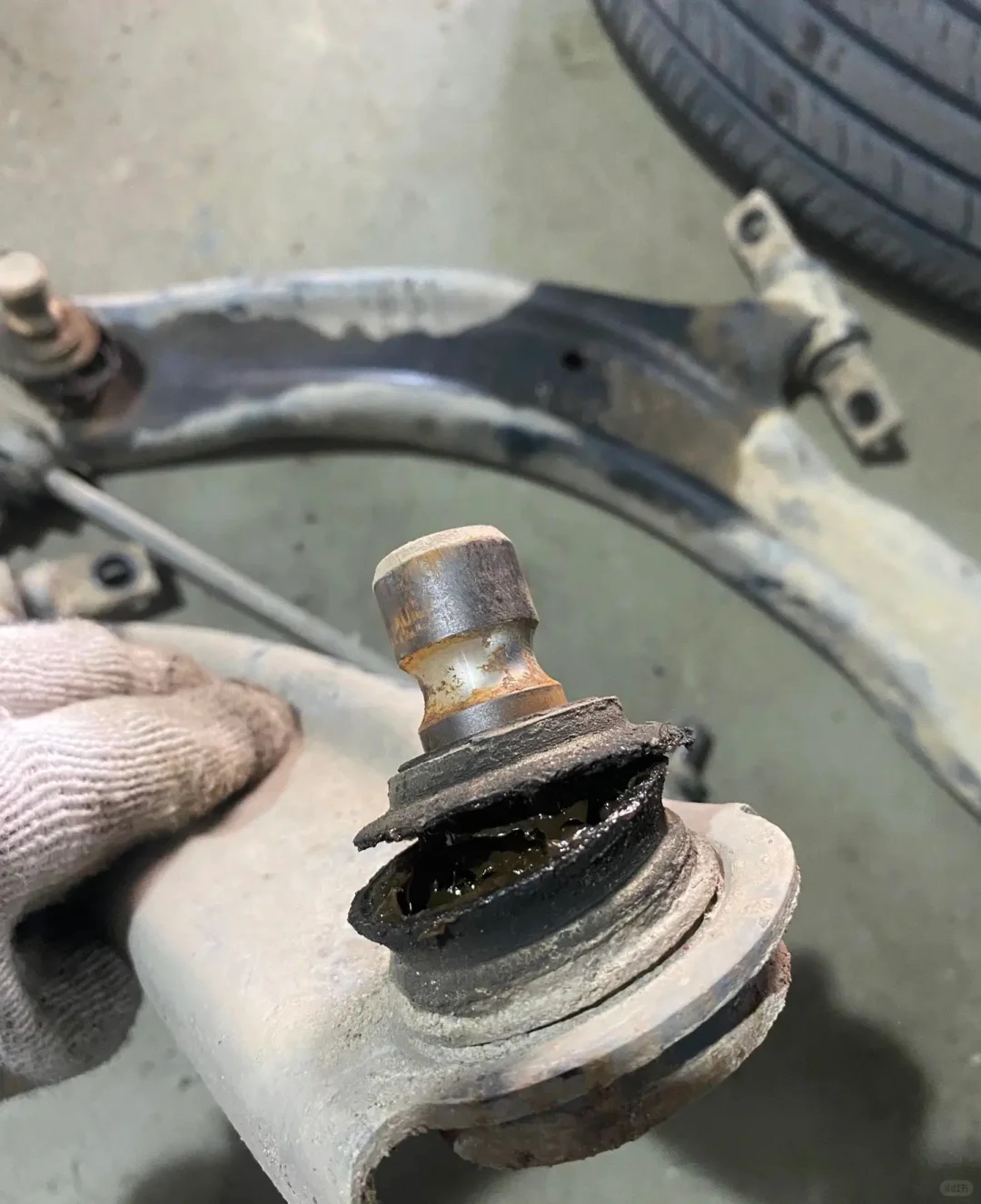 下摆臂胶套开裂有必要更换吗？