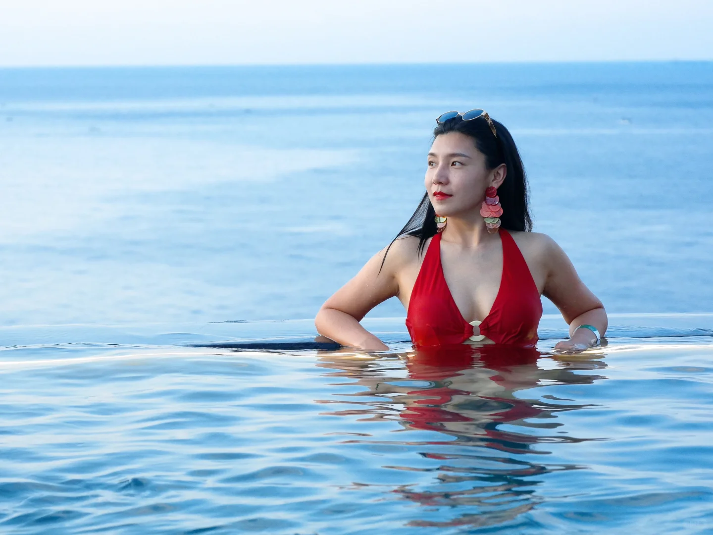 小众泳衣推荐 无边泳池