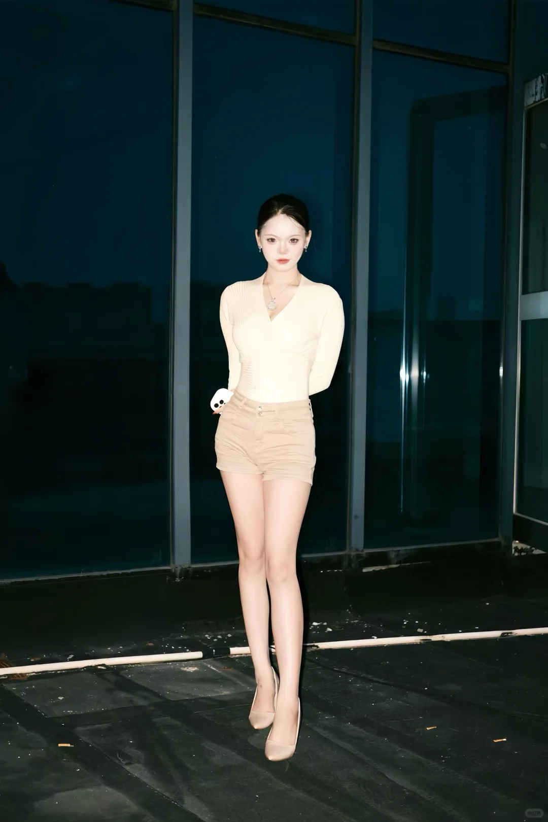 再说废话 就用高跟鞋踩烂你的嘴