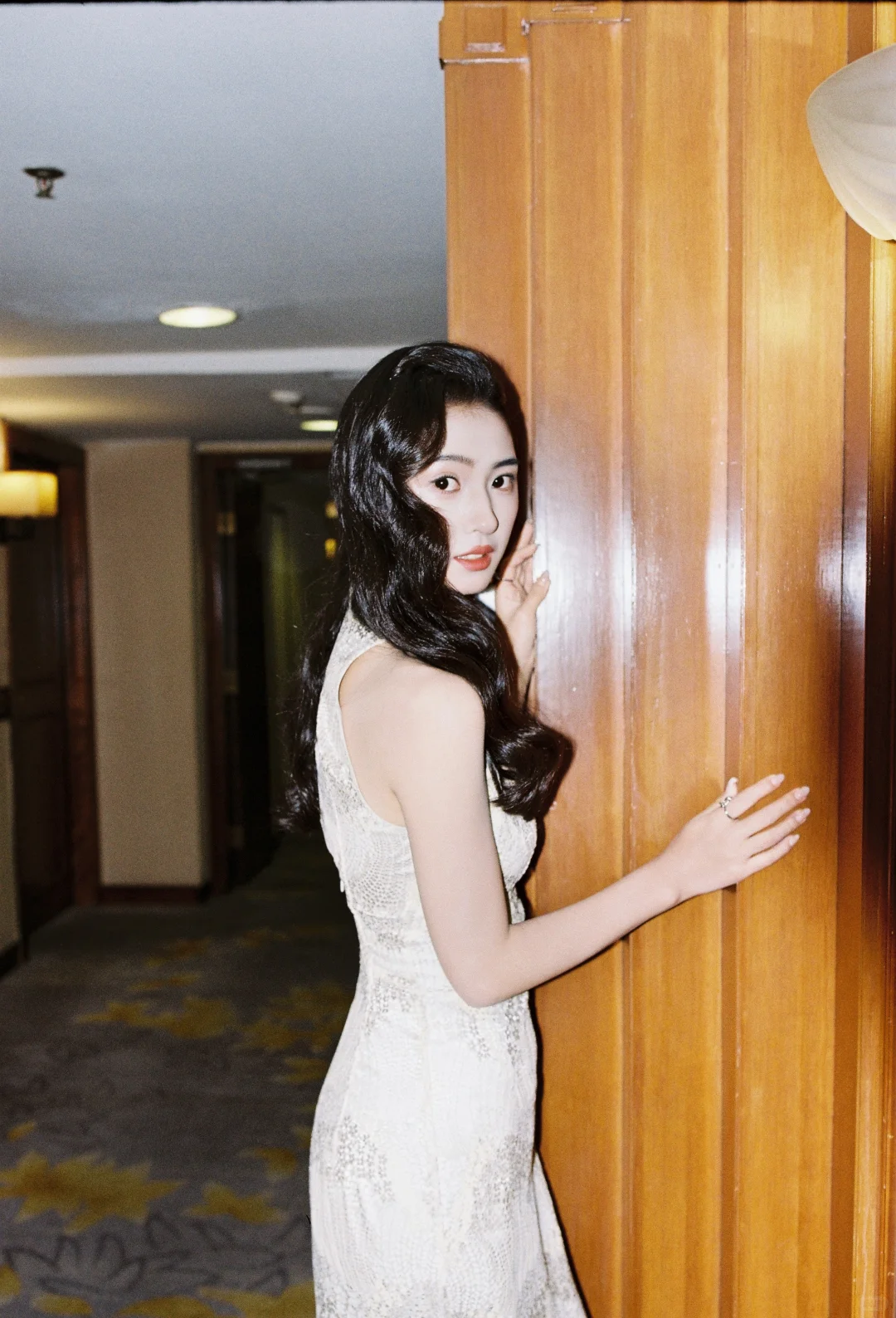 新中式旗袍披发造型好美