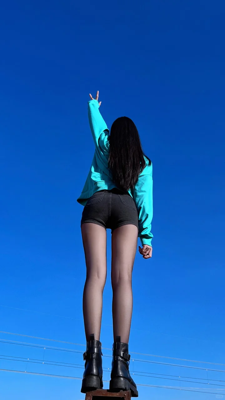 蓝天下仰拍壁纸（黑丝版）