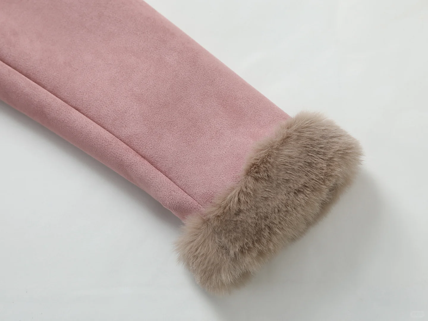 「柔雾皮粉外套：大毛领里的冬天甜妹感✨」