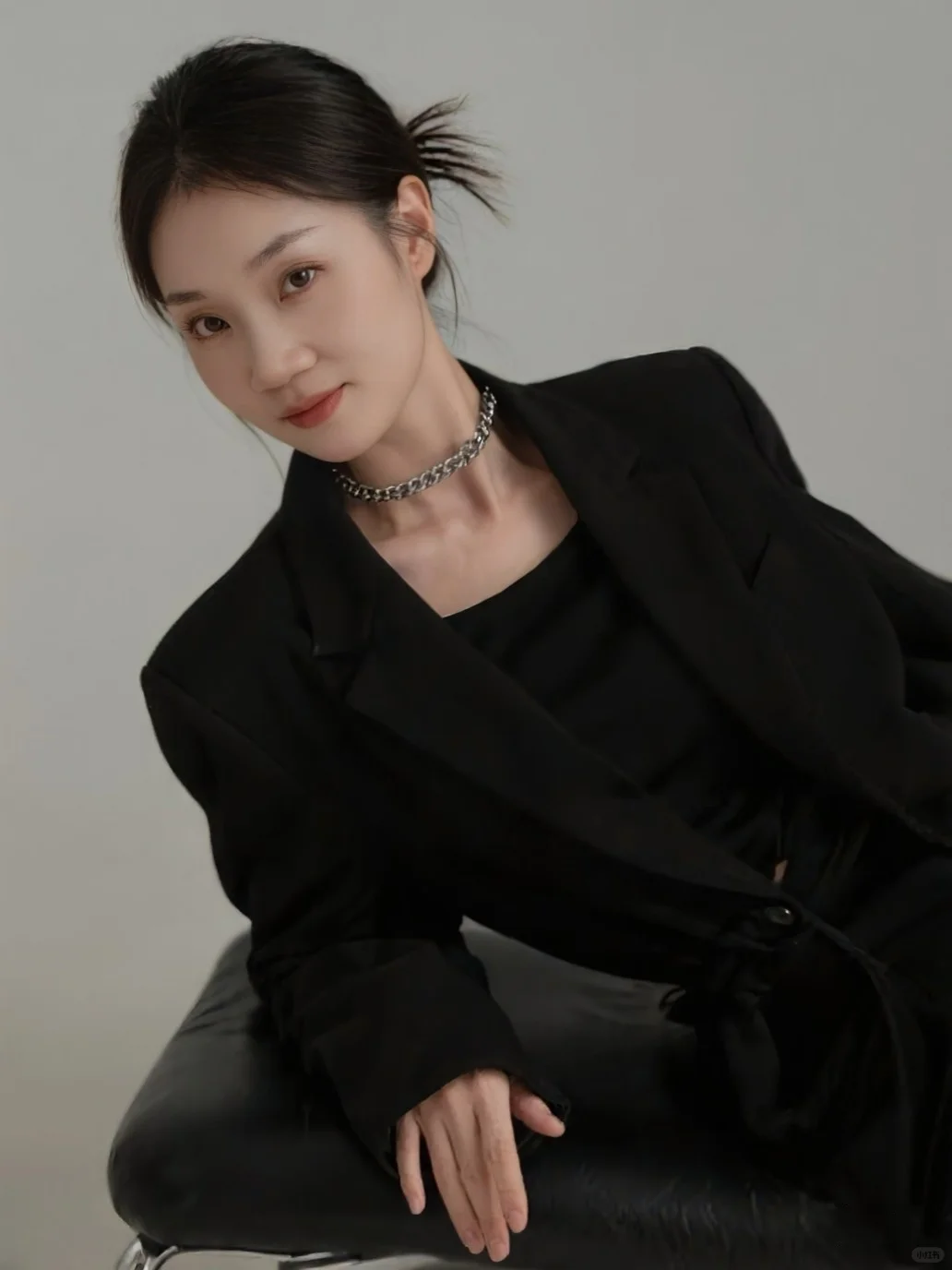 all black+黑丝这组合，又欲又飒！