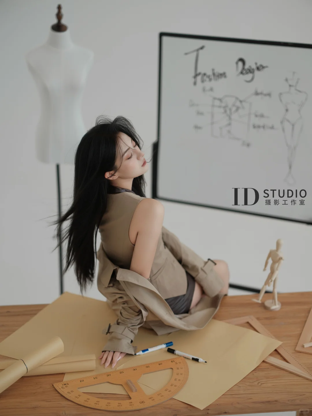 美女服装设计师👔