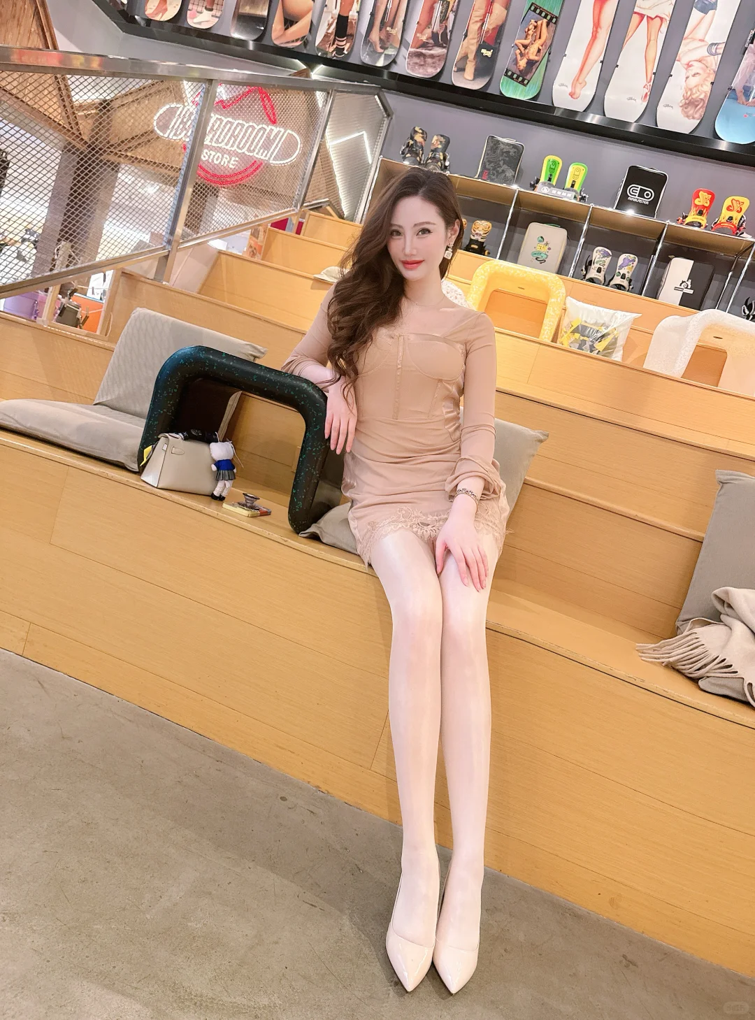 在黑丝和肉丝中选择了闪肉丝