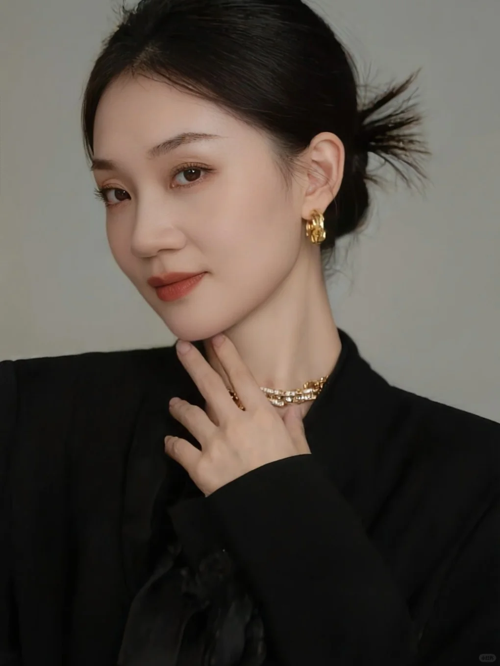 all black+黑丝这组合，又欲又飒！