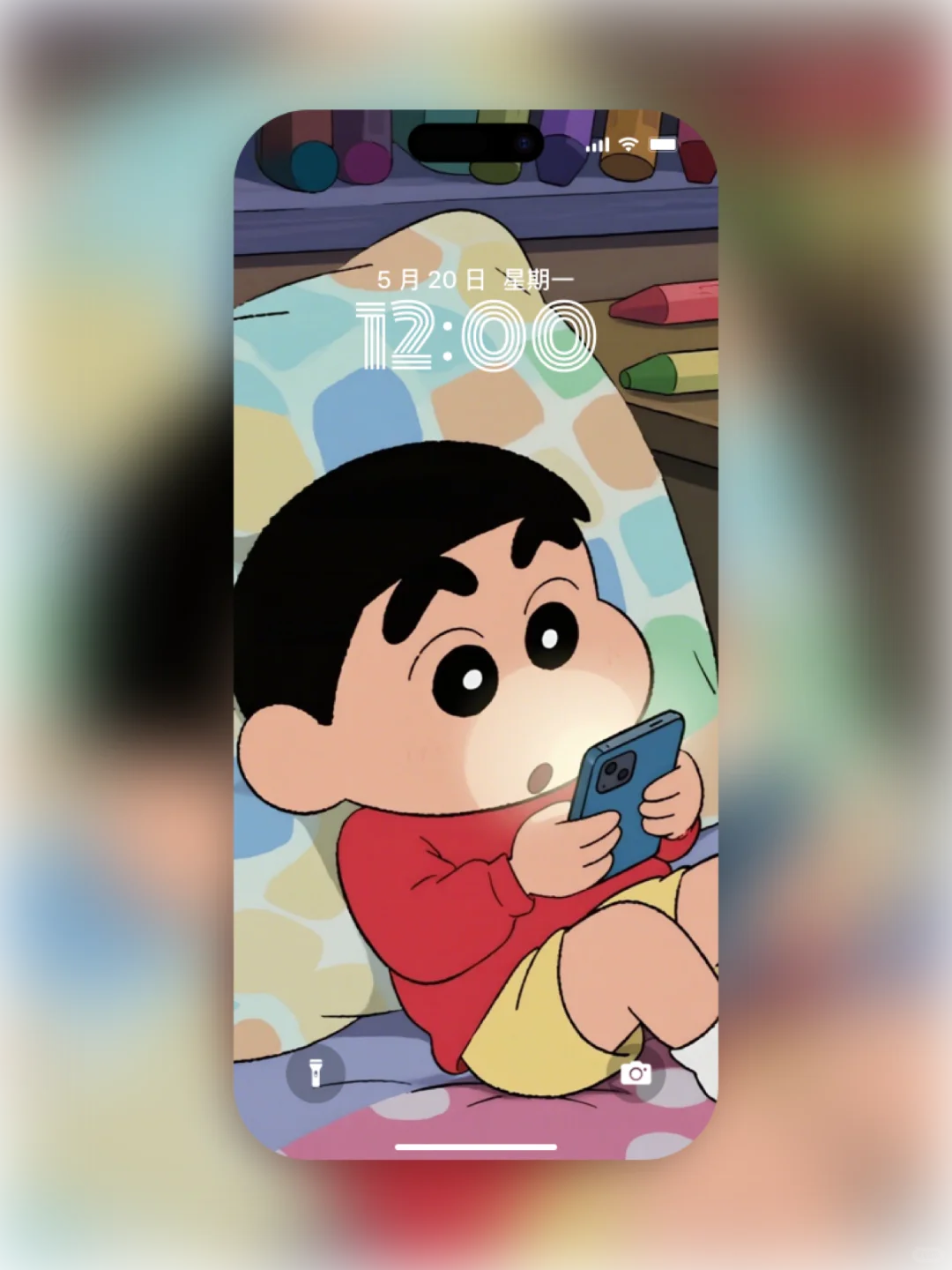 小新也逃不过熬夜玩手机的快乐🤳锁屏壁纸