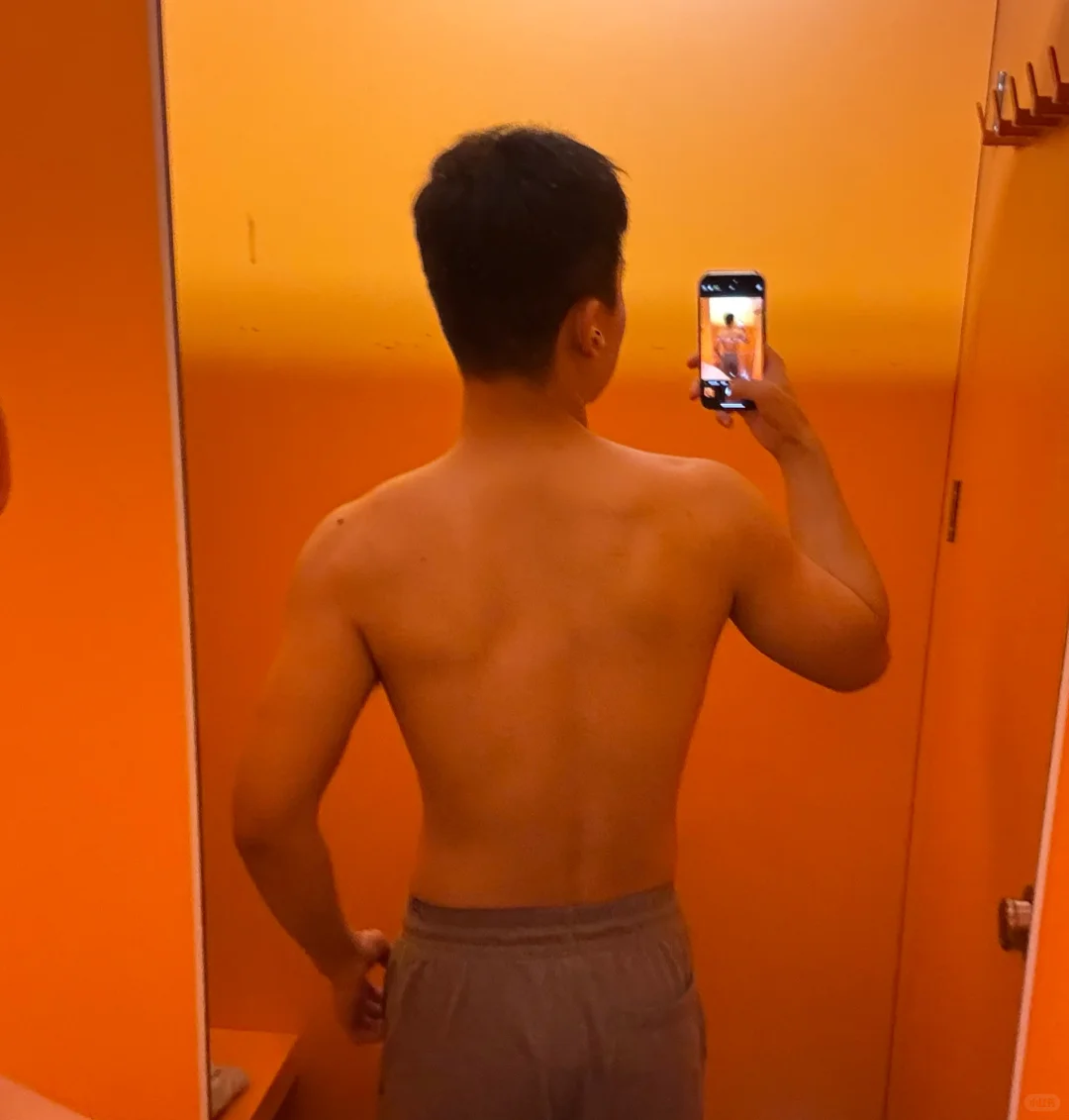 背好像真的宽了