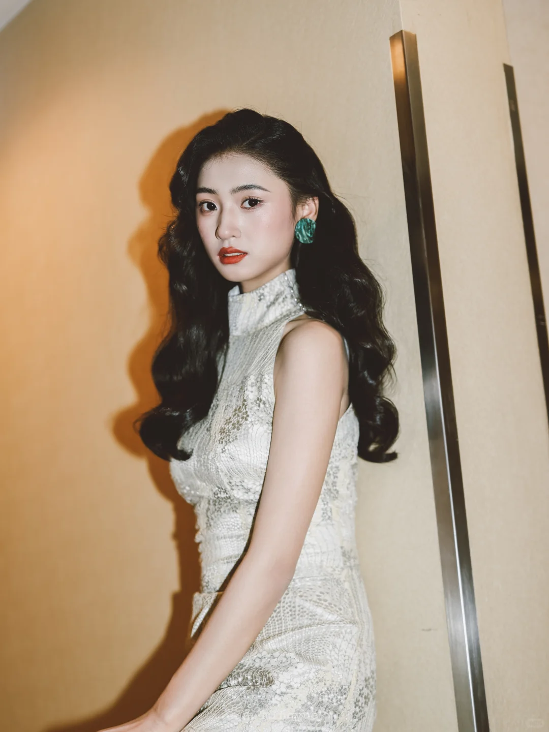 新中式旗袍披发造型好美