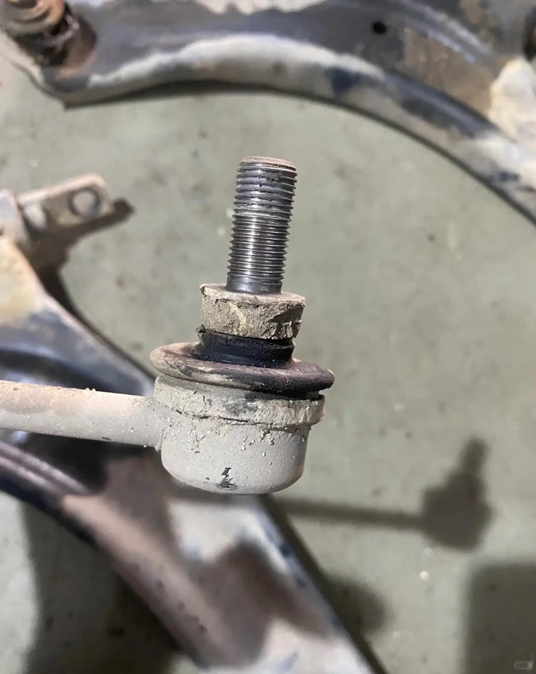 下摆臂胶套开裂有必要更换吗？