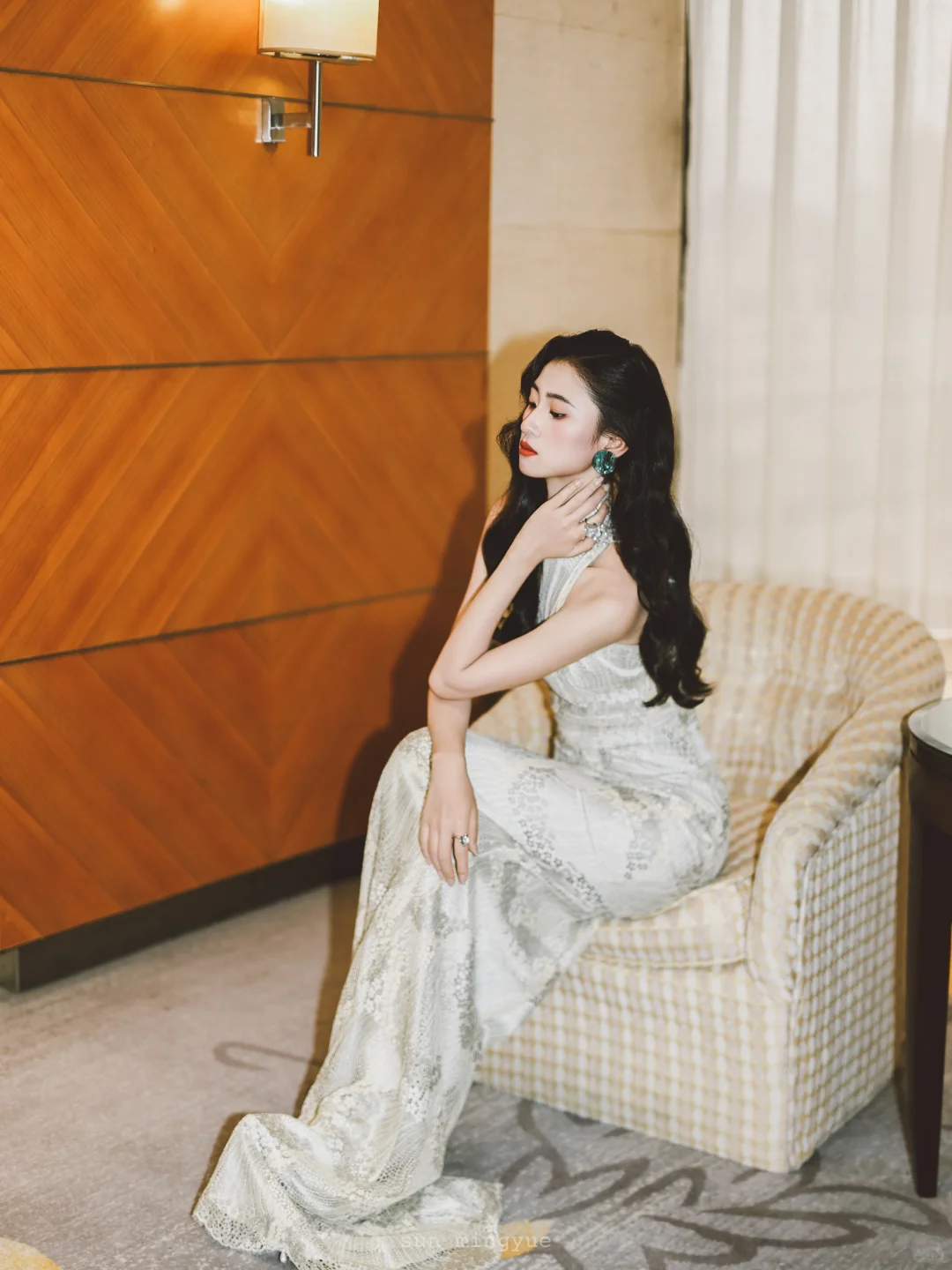 新中式旗袍披发造型好美