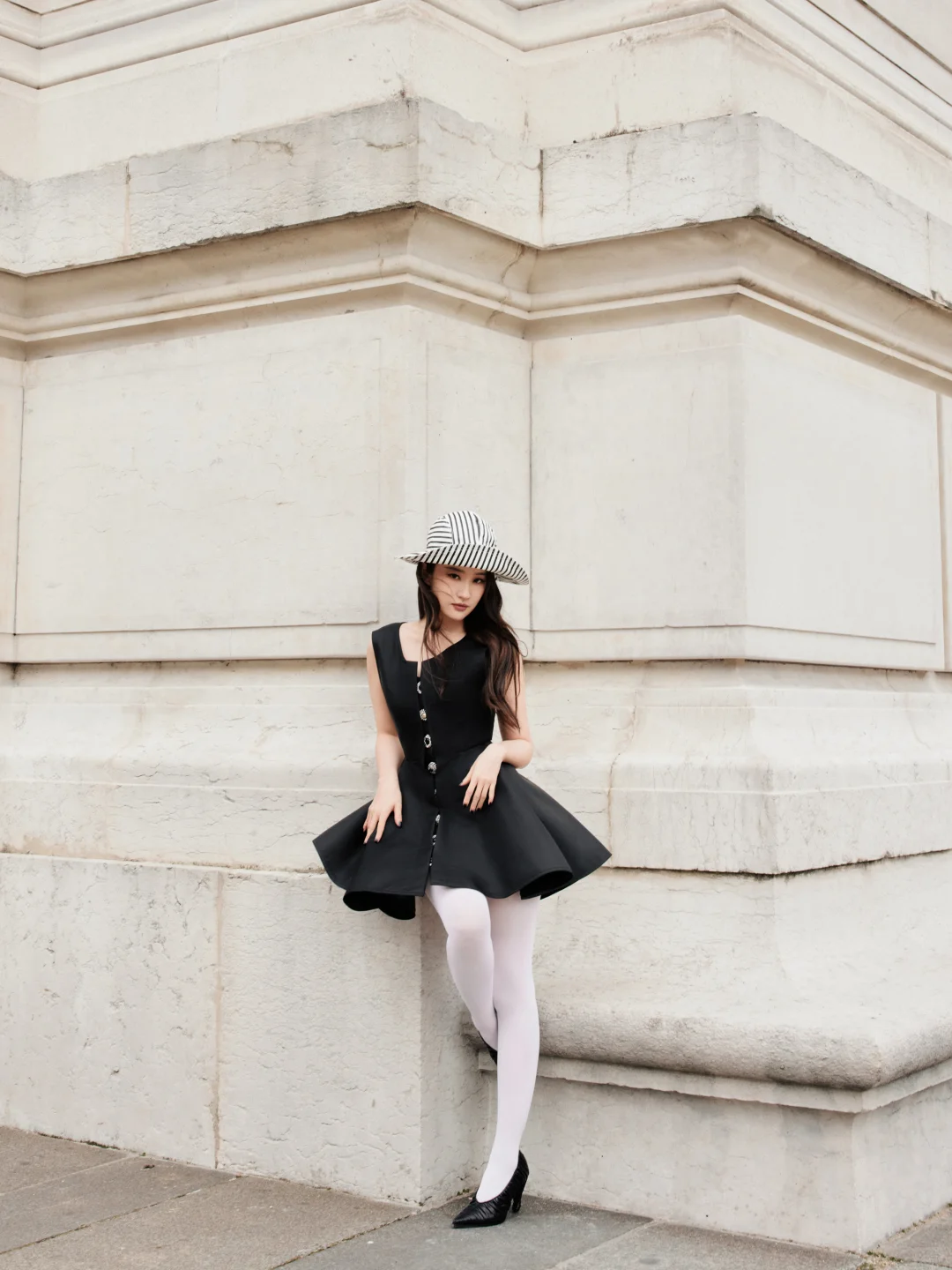 刘亦菲白丝小黑裙穿搭
