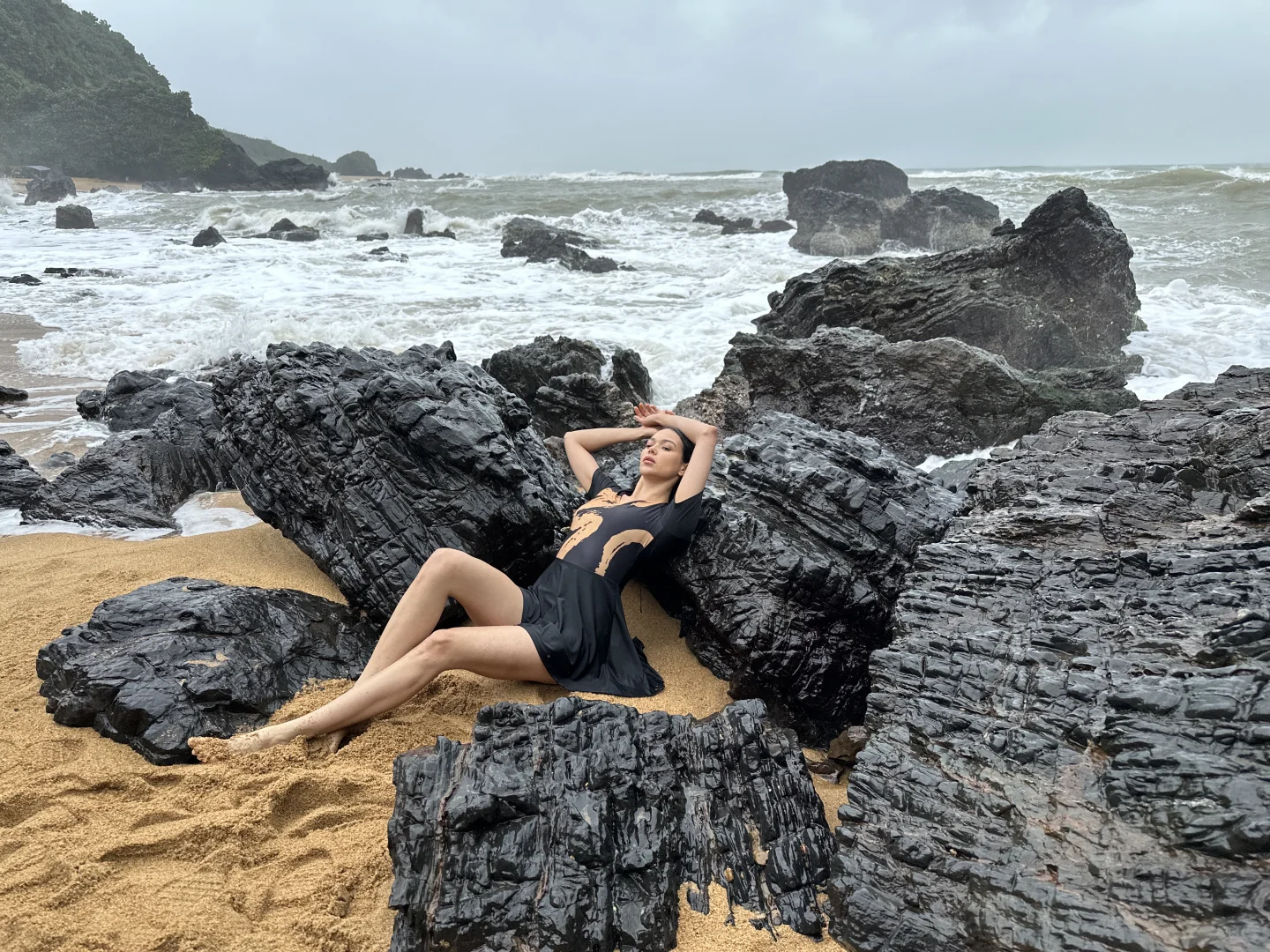 黑金泳装主题就要找黑礁石金沙滩场景