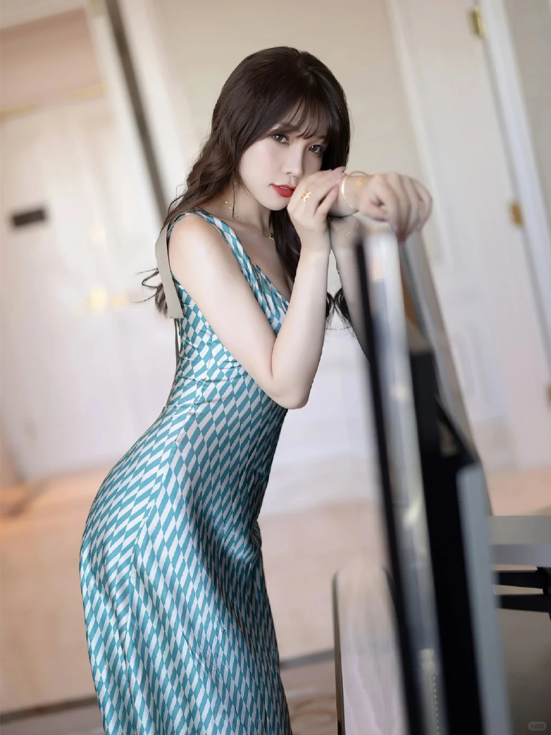 前凸后翘、饱满圆润、完美秀人模特徐莉芝