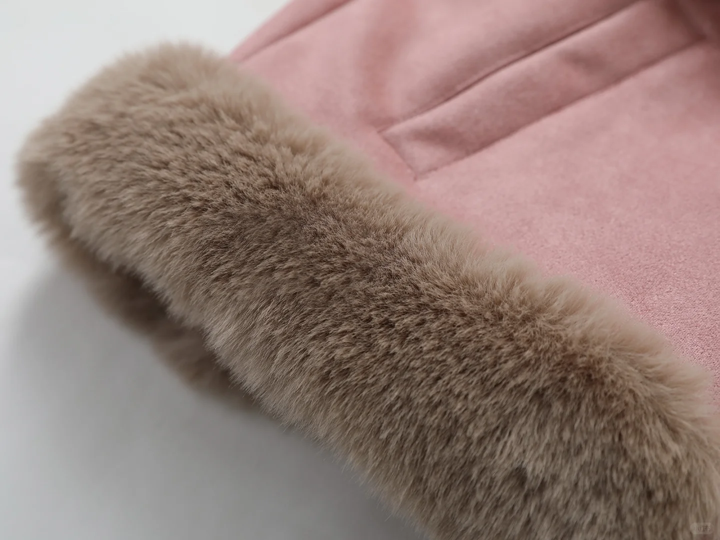 「柔雾皮粉外套：大毛领里的冬天甜妹感✨」