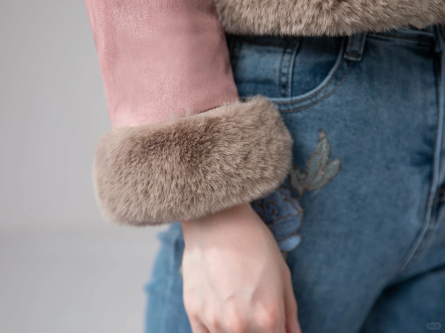 「柔雾皮粉外套：大毛领里的冬天甜妹感✨」