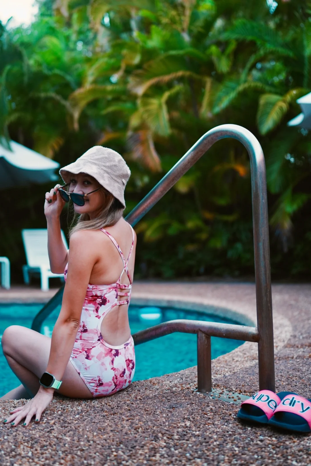 💕这件胭脂粉花竞速泳衣，真是戳中少女心！