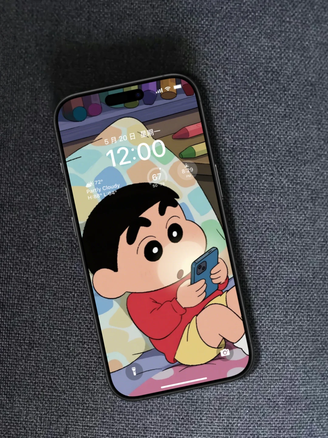 小新也逃不过熬夜玩手机的快乐🤳锁屏壁纸