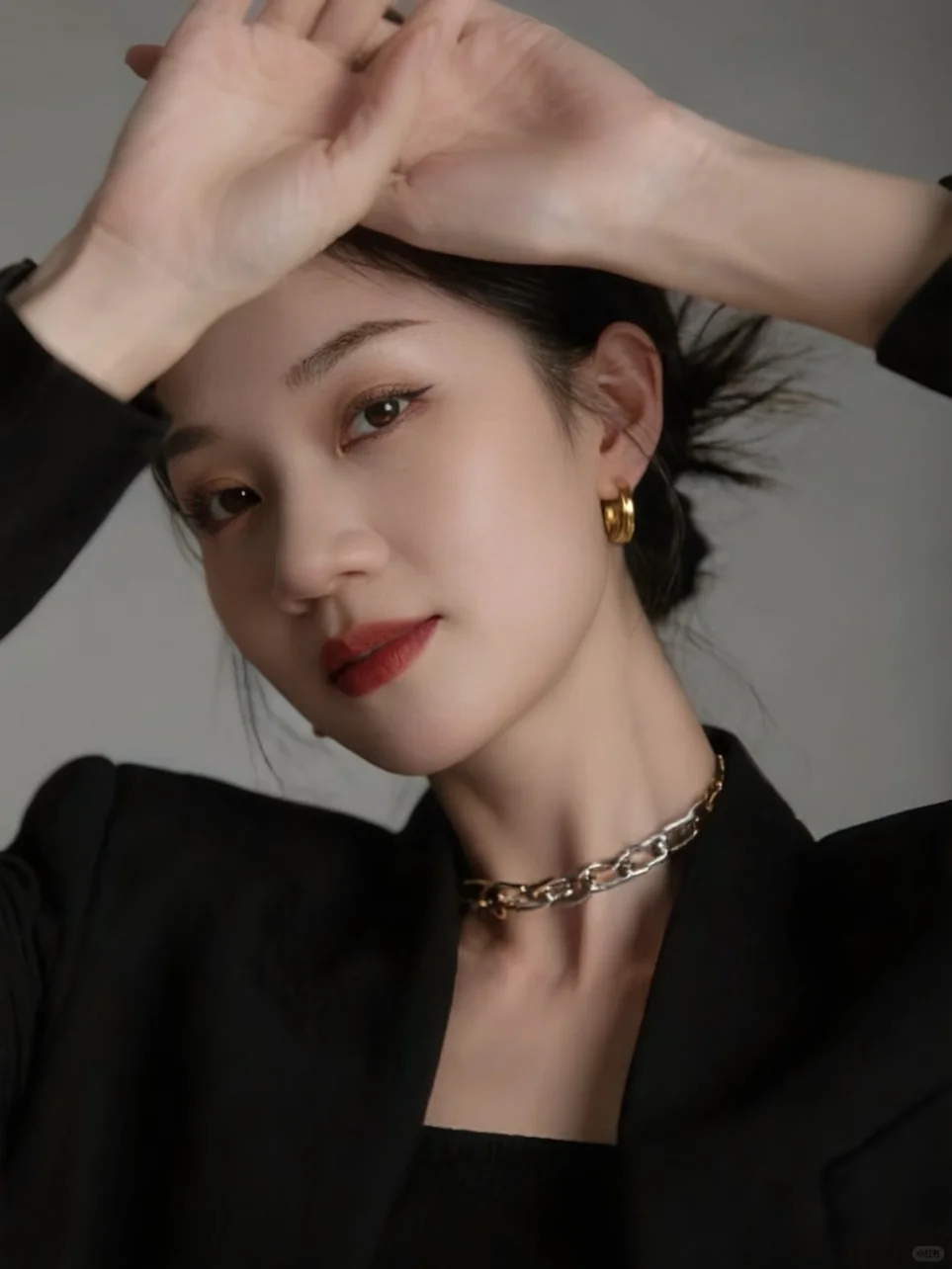 all black+黑丝这组合，又欲又飒！