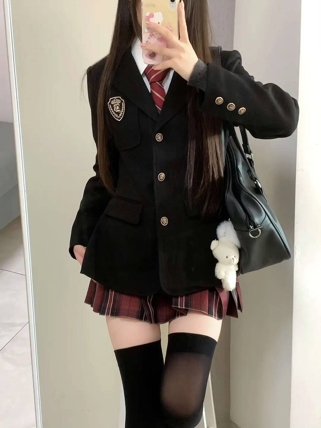 做了件三开身立体剪裁的校供收腰西服...