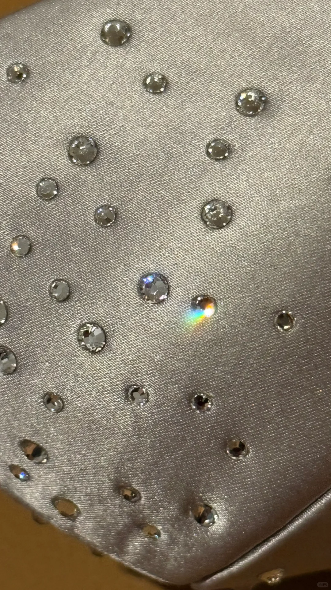 谁能拒绝bling的水晶高跟鞋和绫丝的丝袜