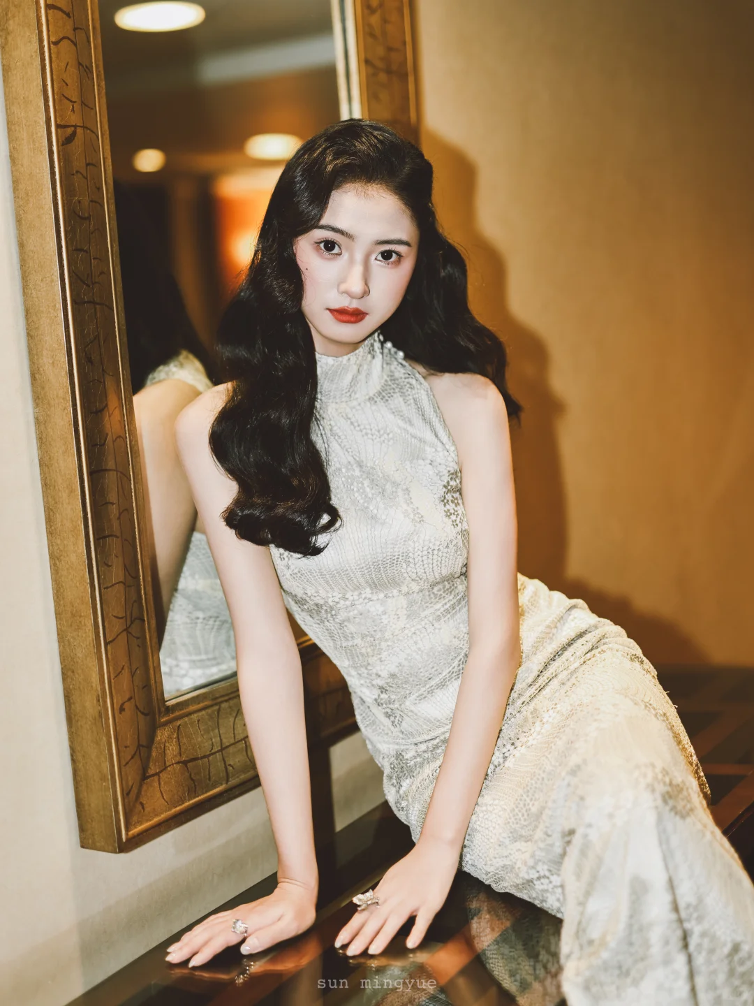 新中式旗袍披发造型好美