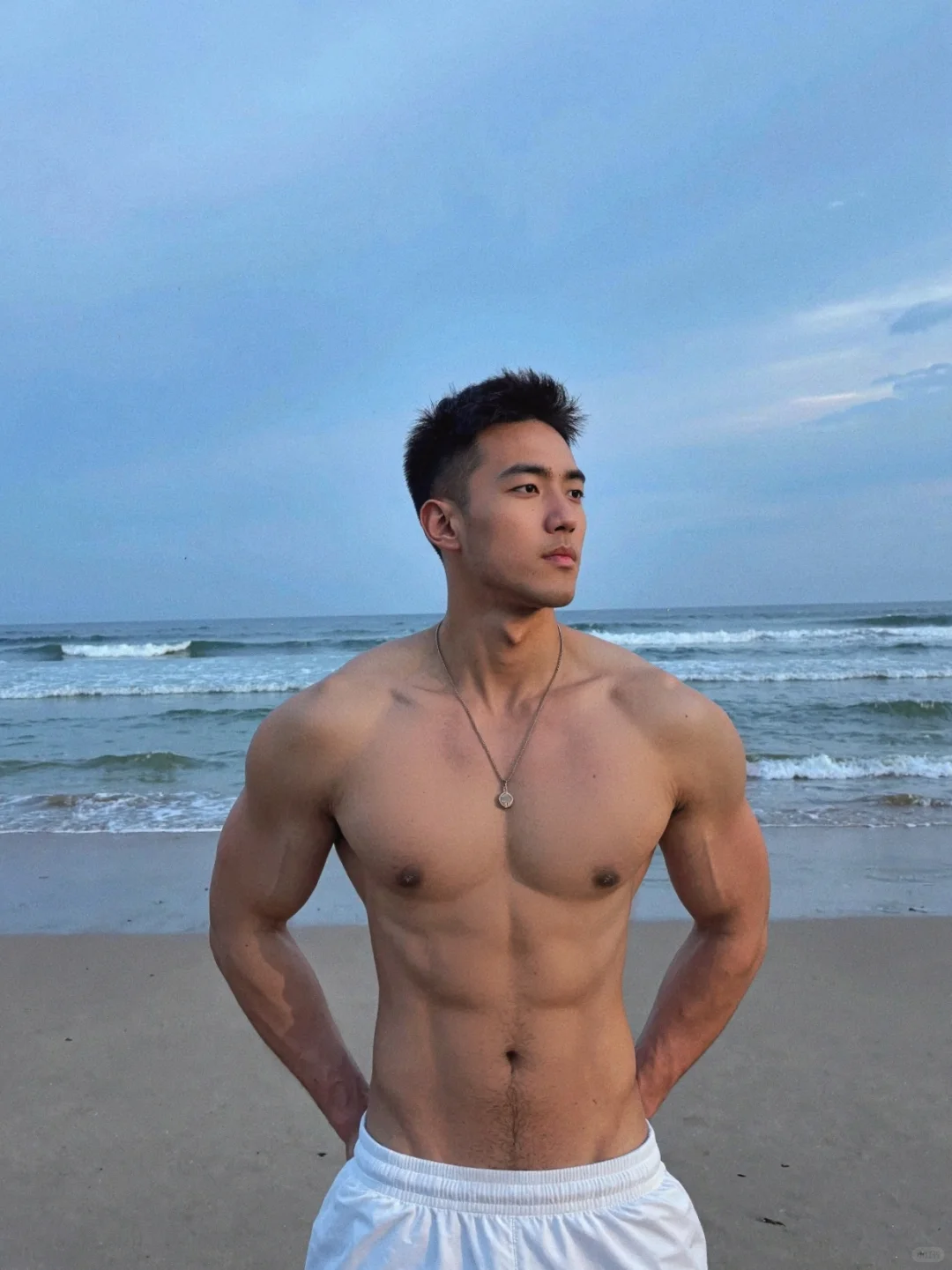 沙滩配腹肌，完美！🌴