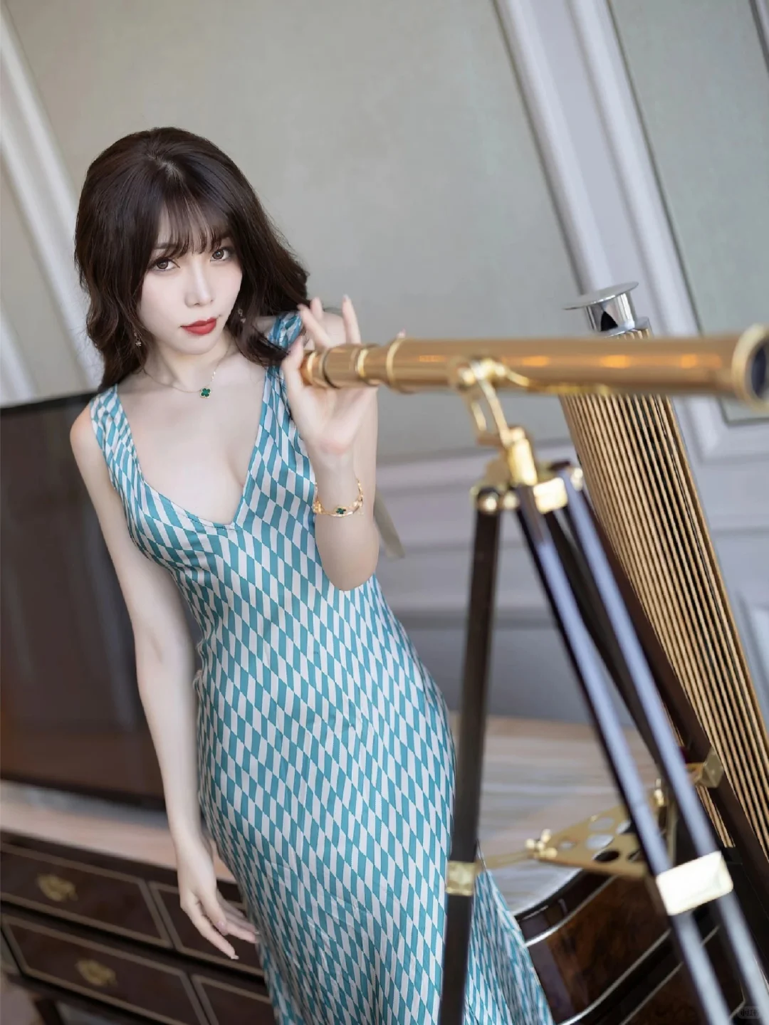 前凸后翘、饱满圆润、完美秀人模特徐莉芝