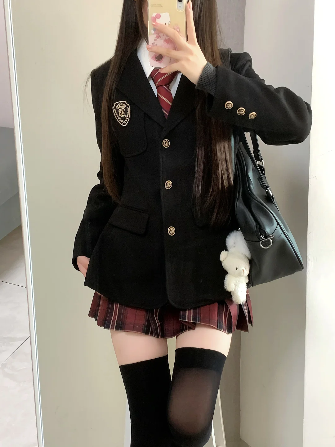 做了件三开身立体剪裁的校供收腰西服...