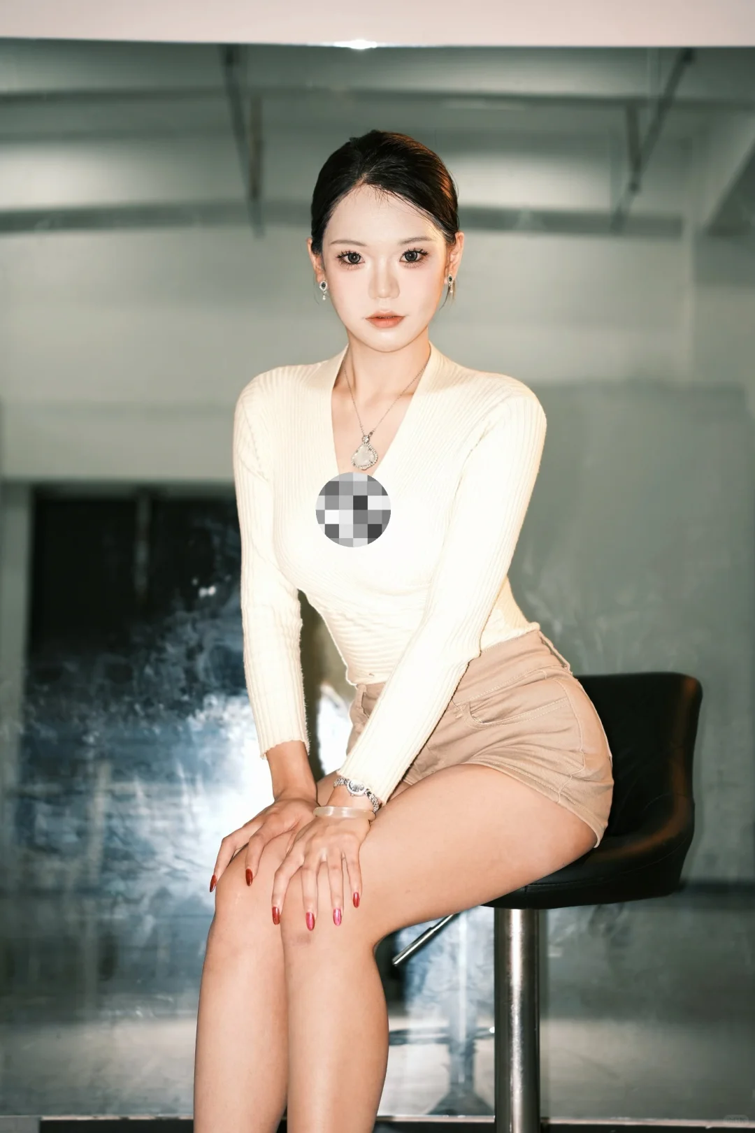 再说废话 就用高跟鞋踩烂你的嘴