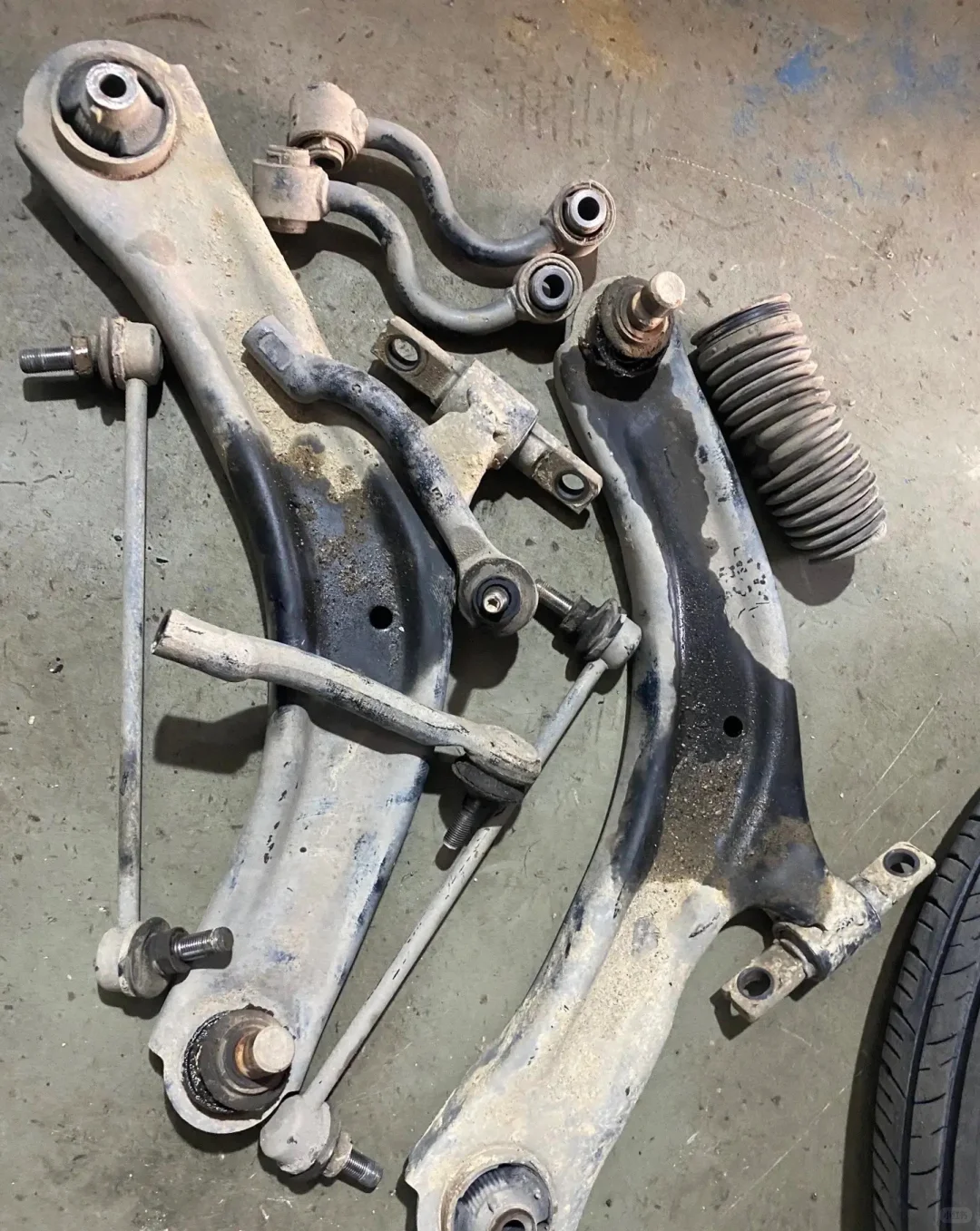 下摆臂胶套开裂有必要更换吗？