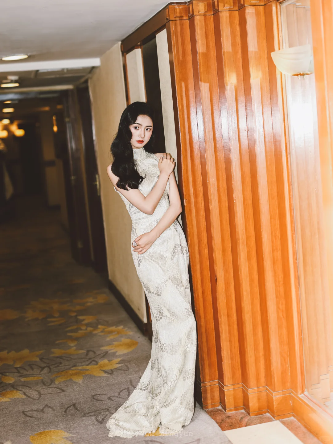 新中式旗袍披发造型好美