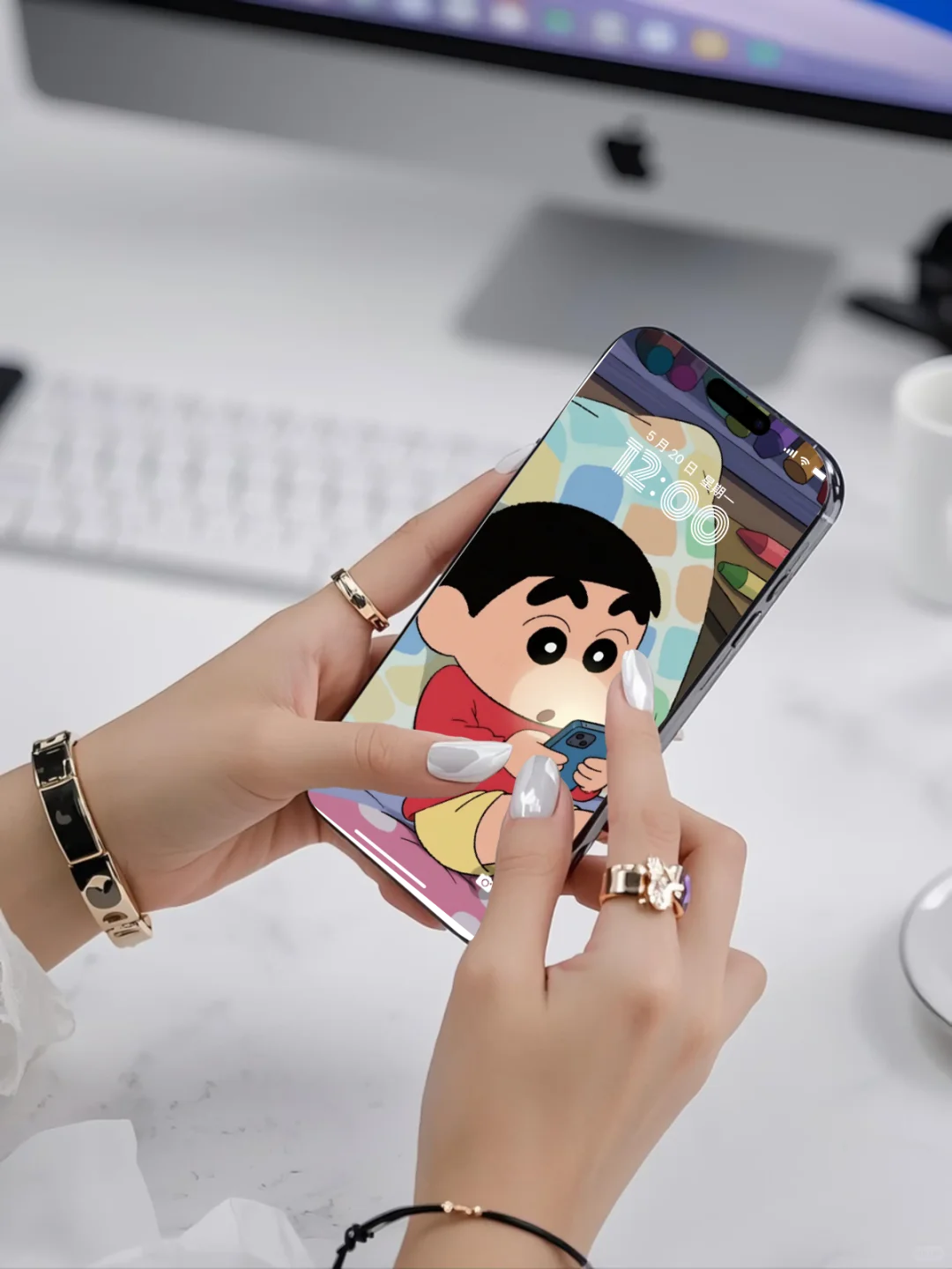 小新也逃不过熬夜玩手机的快乐🤳锁屏壁纸