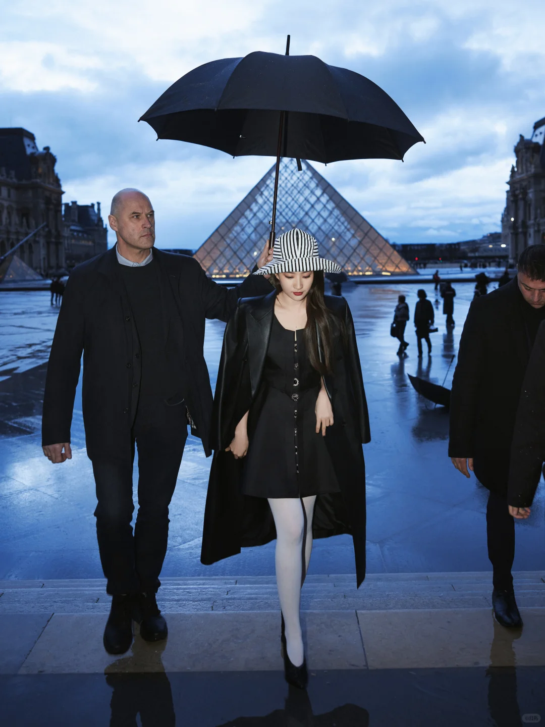 刘亦菲白丝小黑裙穿搭