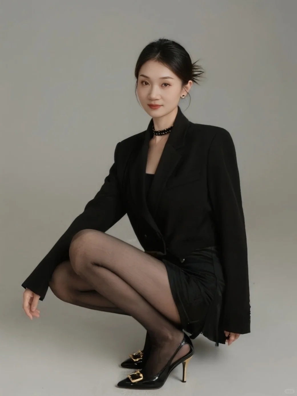 all black+黑丝这组合，又欲又飒！