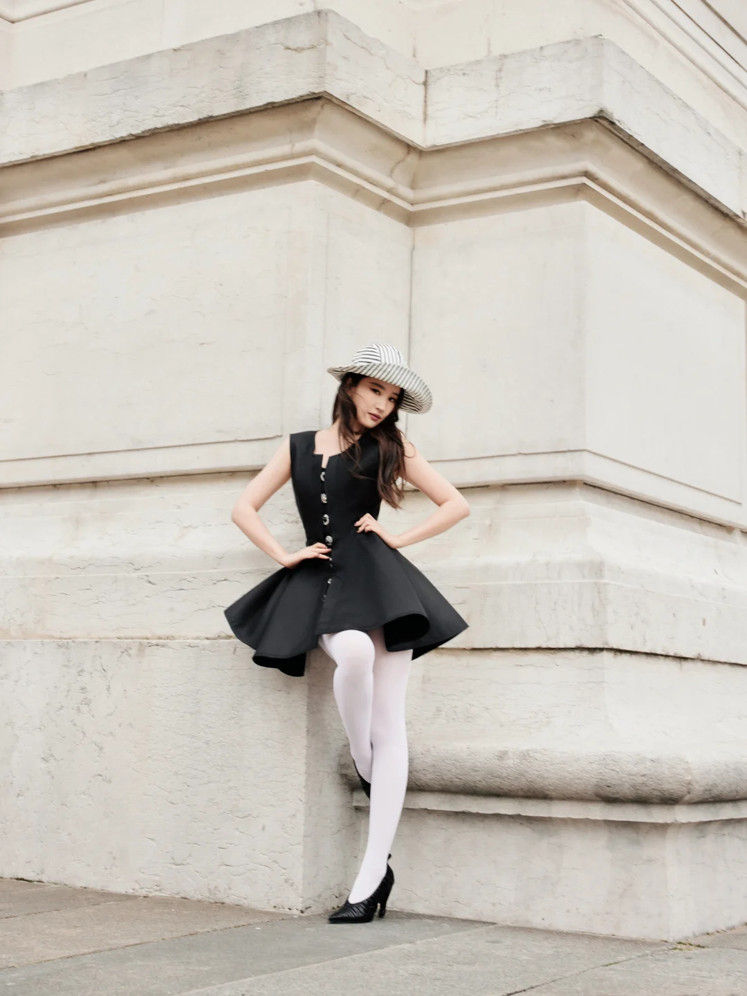 刘亦菲白丝小黑裙穿搭