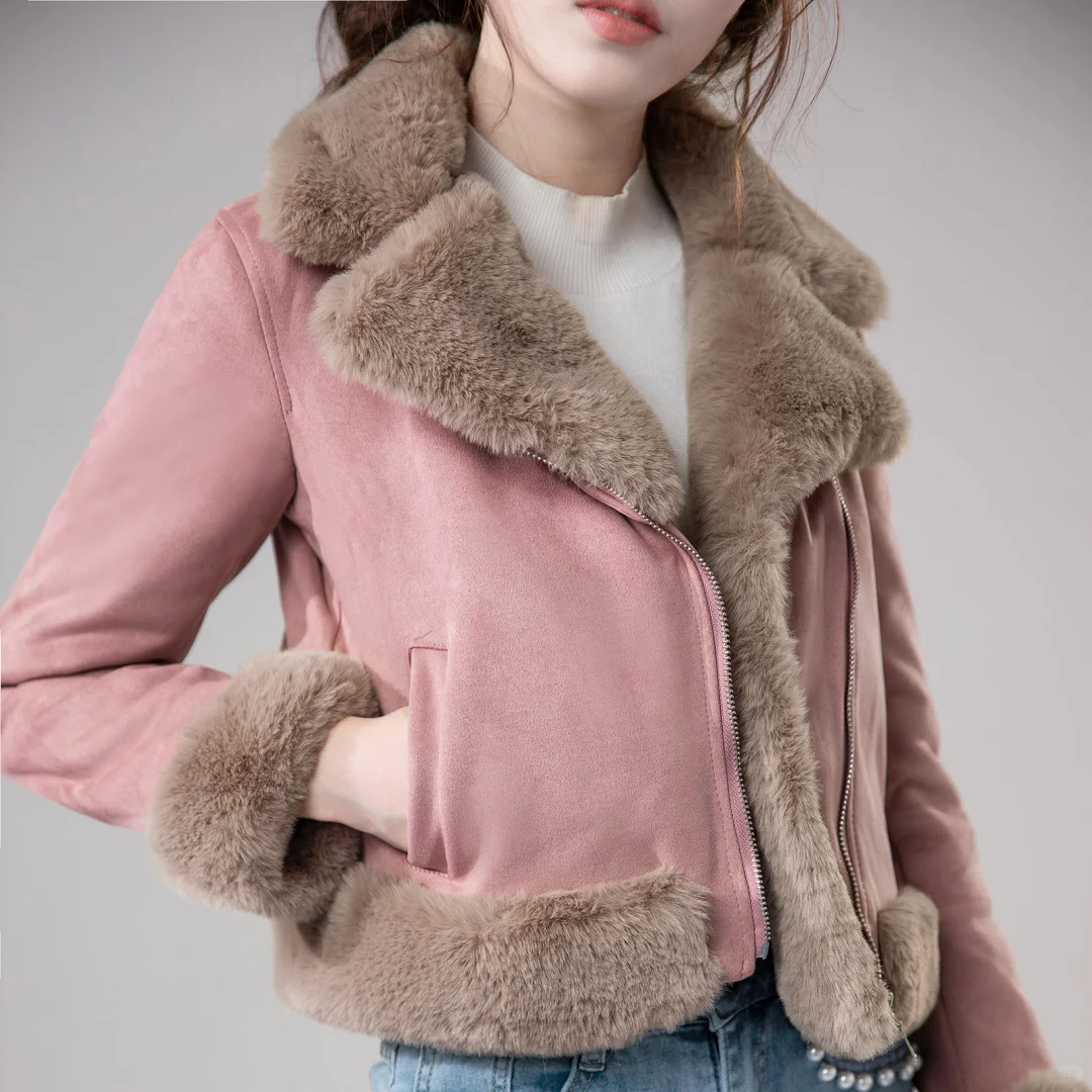「柔雾皮粉外套：大毛领里的冬天甜妹感✨」