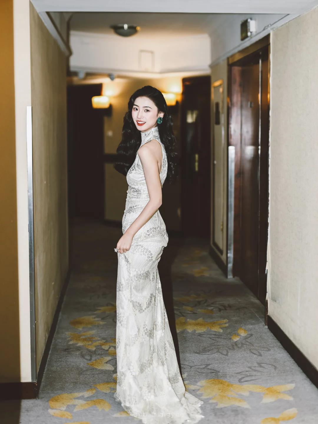 新中式旗袍披发造型好美