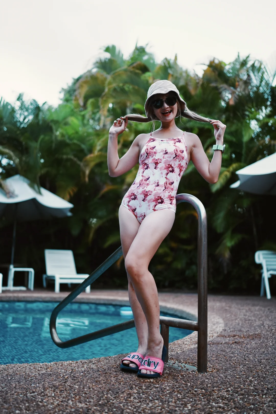 💕这件胭脂粉花竞速泳衣，真是戳中少女心！