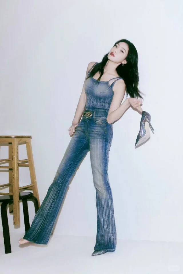 宋茜的吊带牛仔造型，教你如何优雅又时尚！