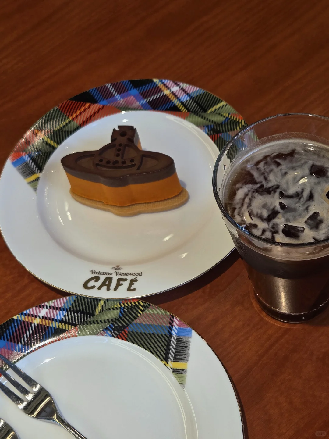 虽然穿的不是 VivienneWestwood🪐