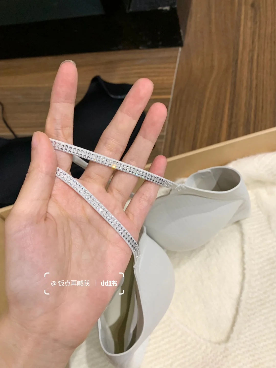 圆圆胸在这啦！露肩还带闪钻呢