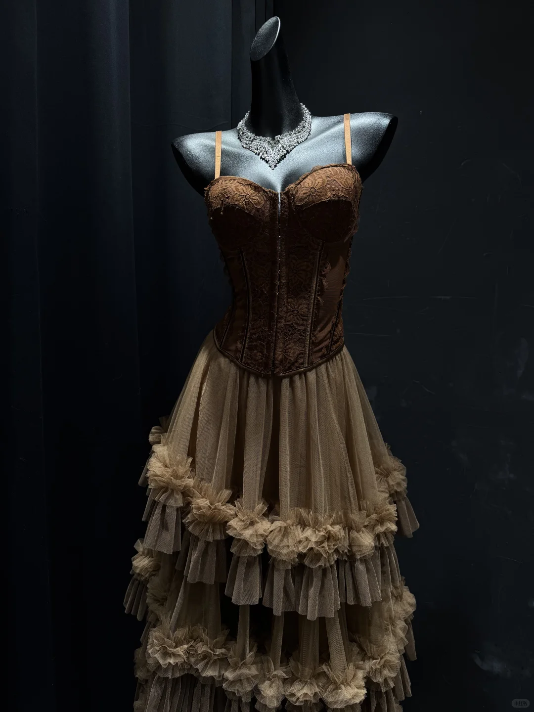 咖啡棕蕾丝胸衣+层层纱裙