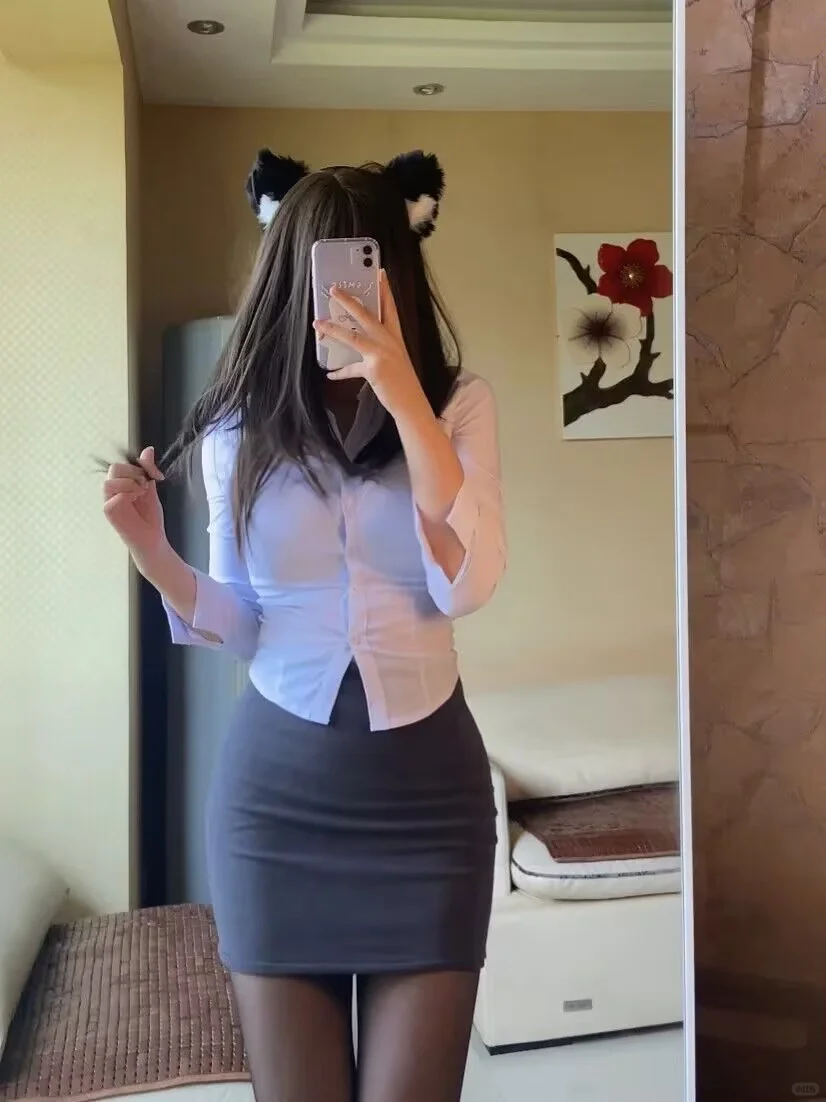 今天穿制服这样可以当你的小秘书吗