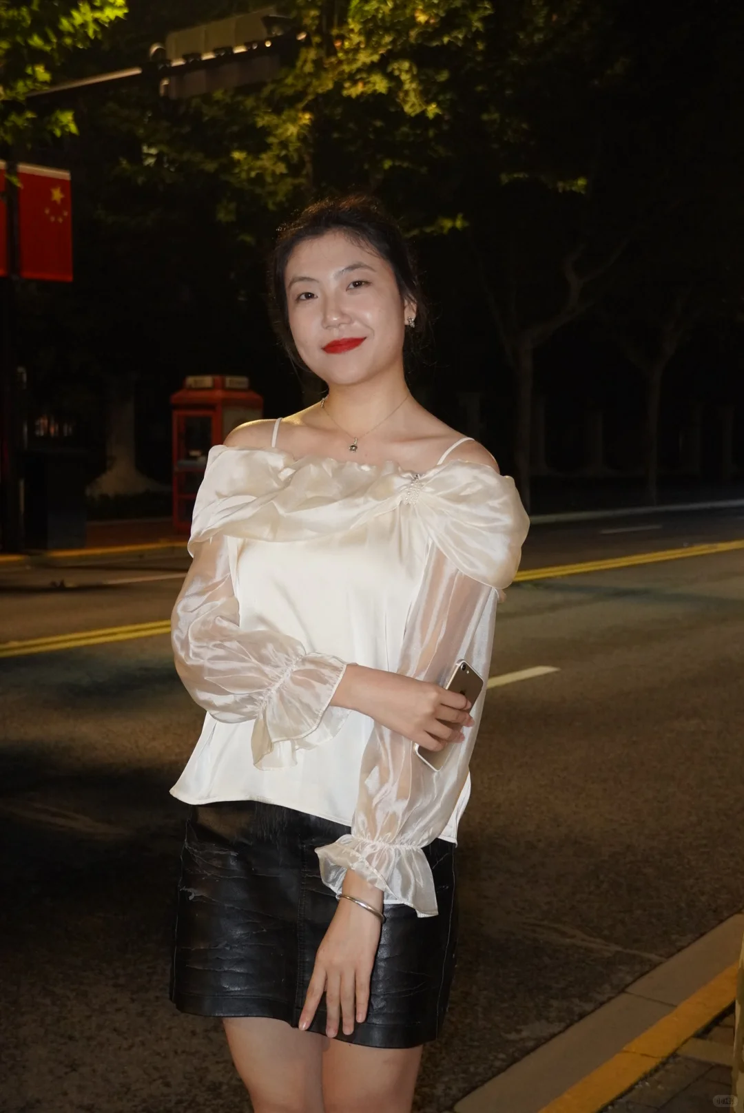 她的衣服在发光诶