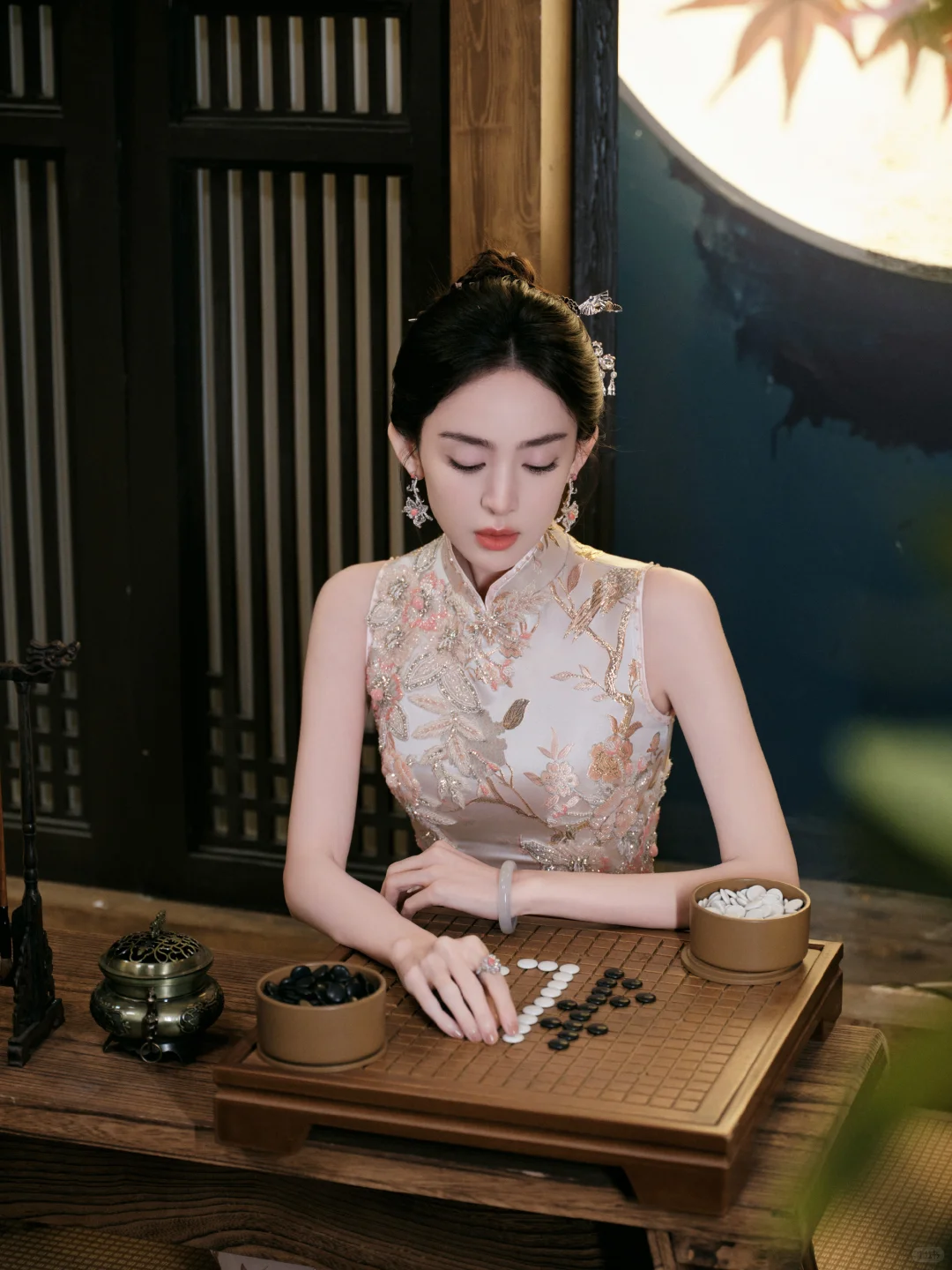 娜扎 刺绣旗袍 玲珑曲线