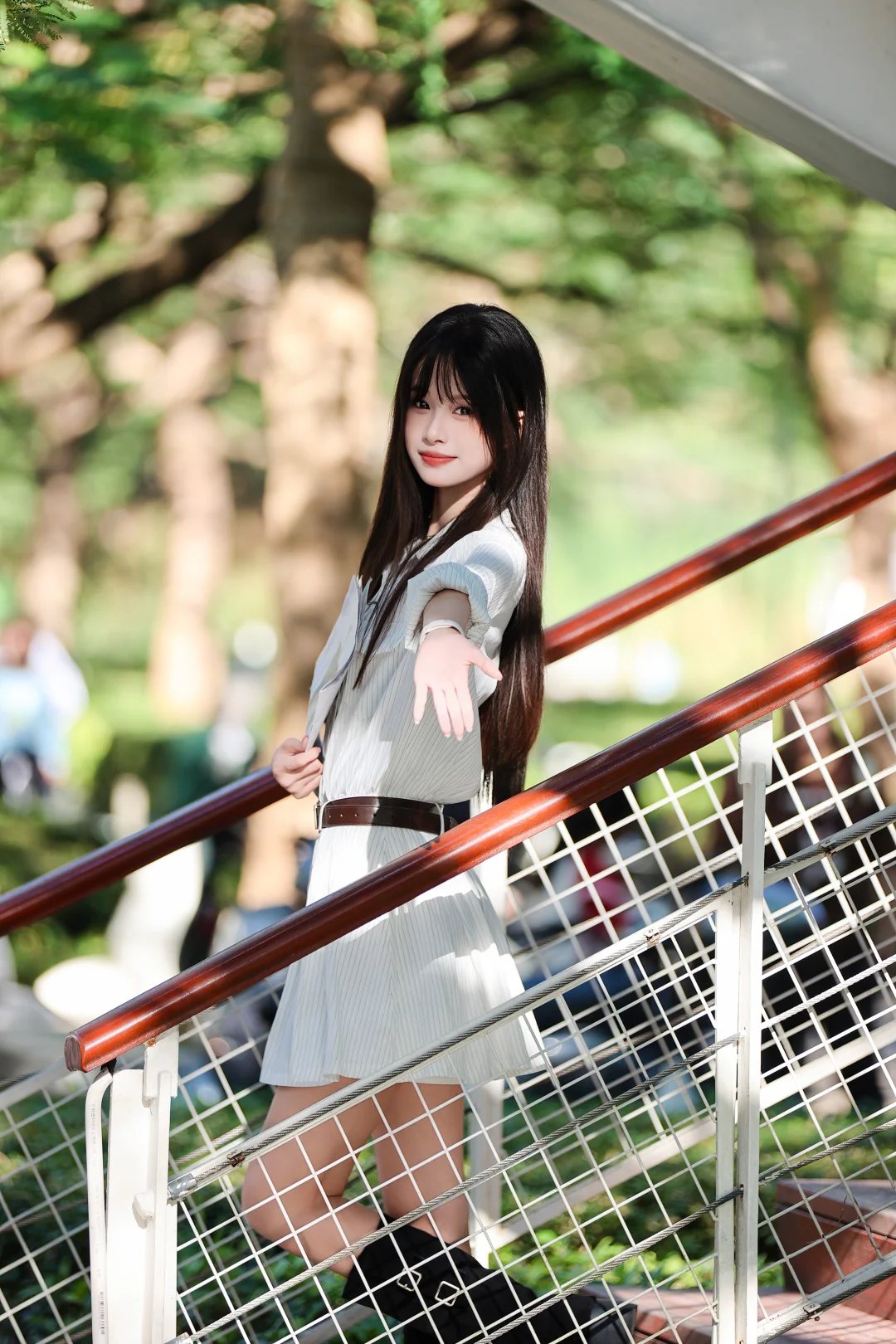 阳光正好，白色T恤与美少女的活力日常